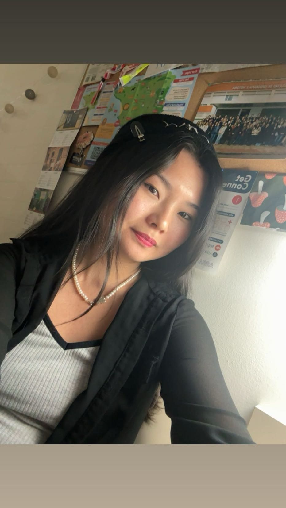 Study abroad student selfie in black blazer and pearl necklace in Madrid.